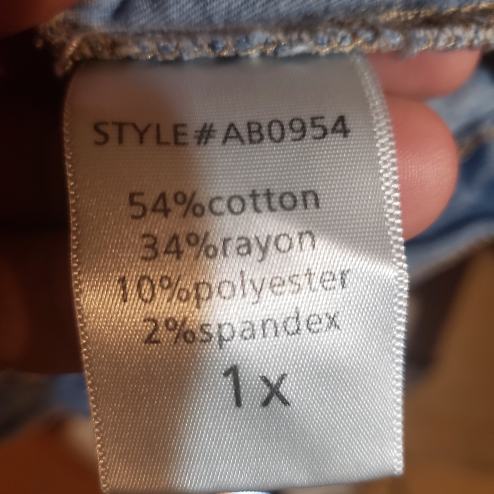 Fashion Nova light wash denim jacket - Picture 5 of 5